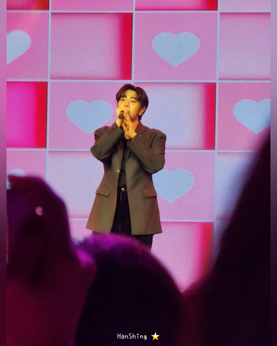 hanshing1869's tweet photo. You are dazzling on stage.
Crossing the crowd of people and meeting you.
#mixxiw #EarthMix1stFMinTaipei 
@wixxiws https://t.co/2gwN6CehXb