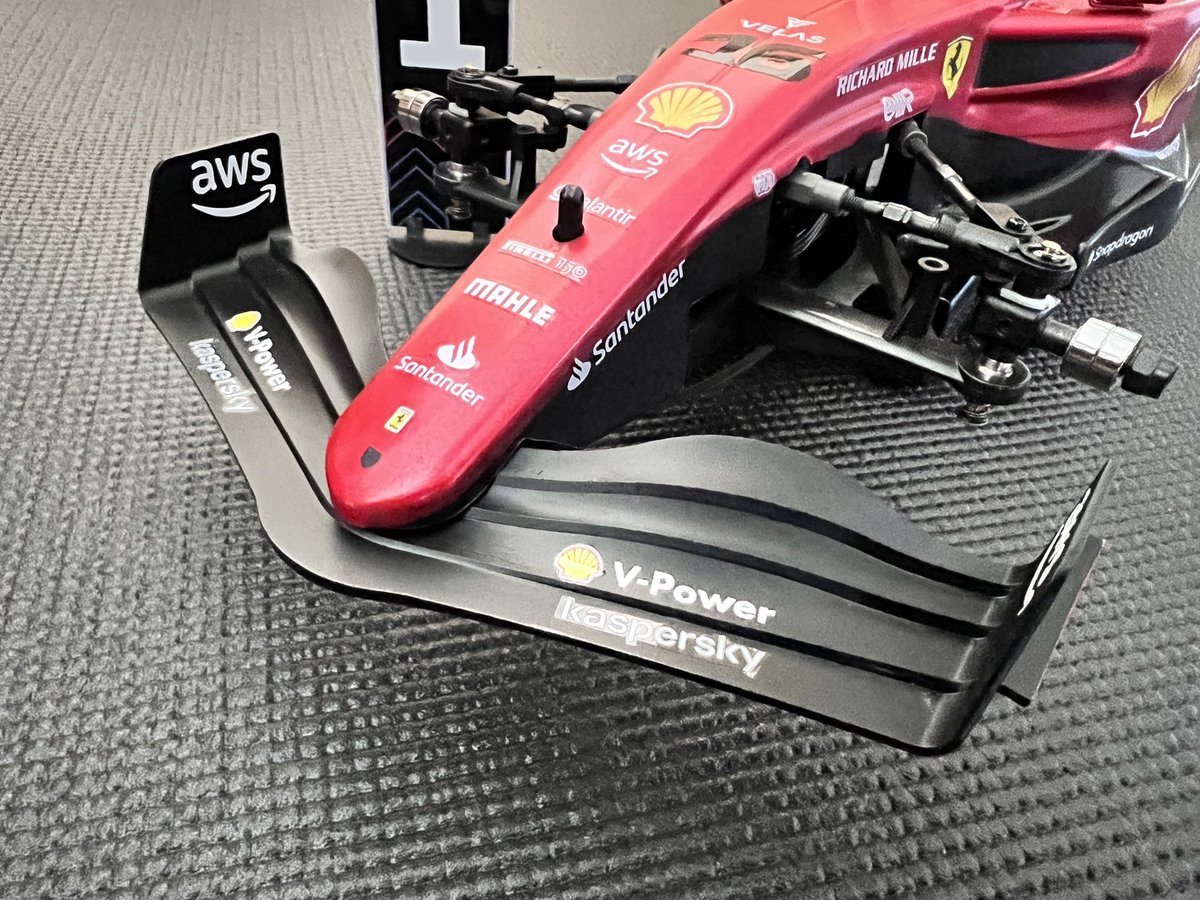 melo15_ou's tweet photo. Ferrari F1-75 No.16 on ZFC-014
1作目のNo.55はOF-01RX用で、2作目のNo.16はZFC専用。見た目はゴムタイヤの方が断然らしくなるが、見た目は捨ててナロースポンジ仕様へ変更。
WRC製ボディはやはり造形が秀逸。
#Ferrari #ZEN #ZFC014 #F1 https://t.co/pmIPhXUXQ6