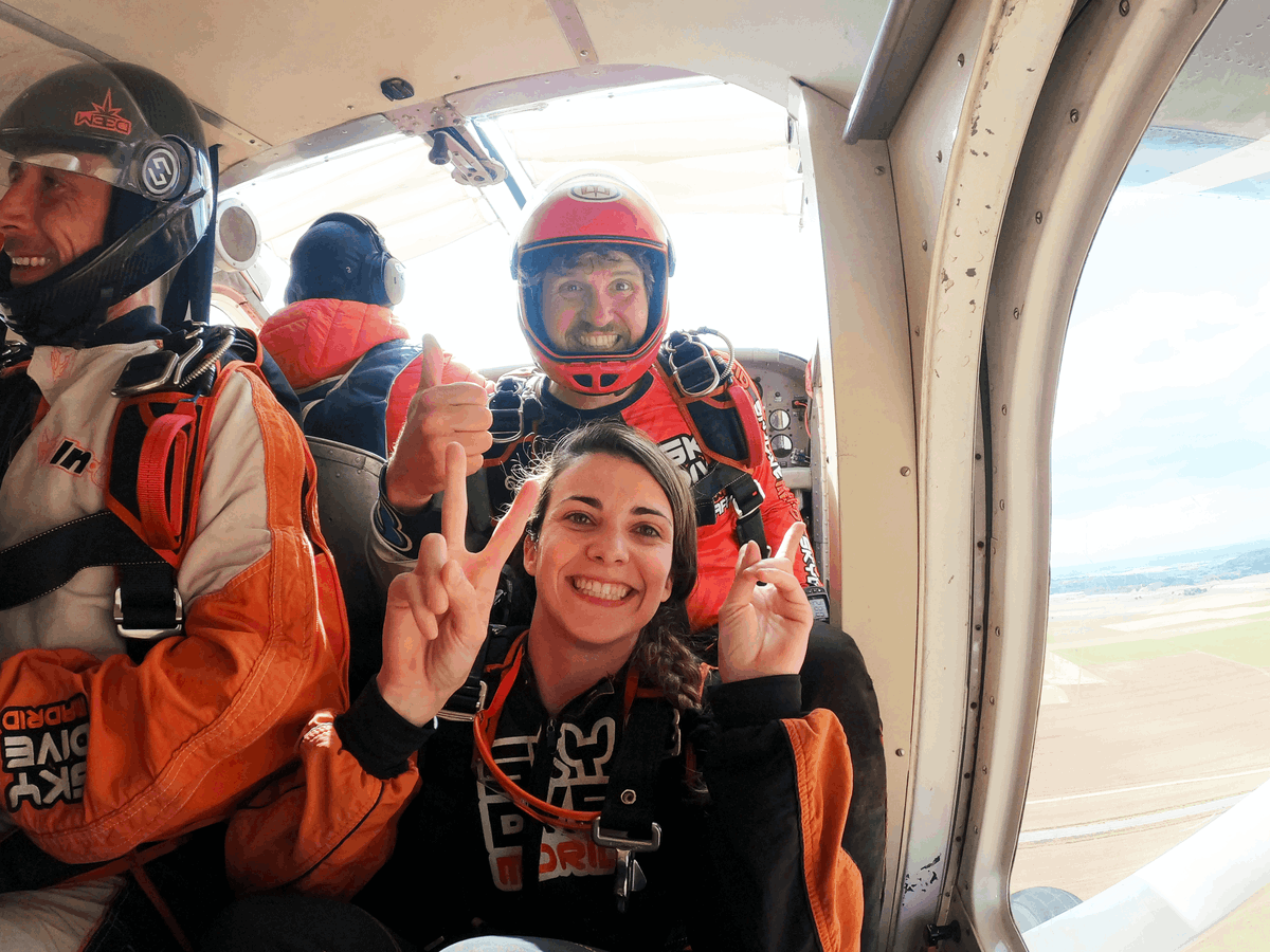 skydivemadrid's tweet photo. ¡Todo lo que podemos decirte es que estarás totalmente lista para cualquier cosa después de esto! 😜

#skydivemadrid #BuenosDias #BuenosDias #Madrid https://t.co/BZbYA4GhDt