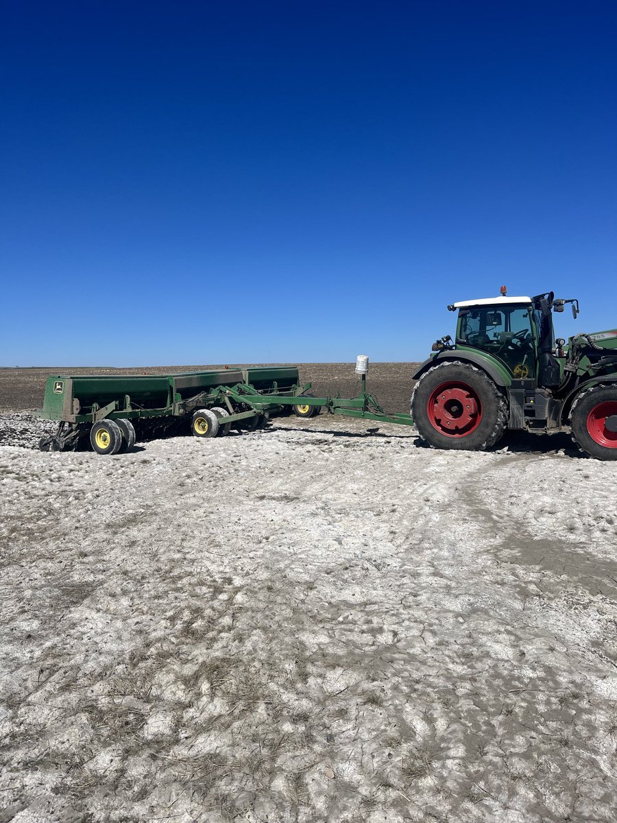 KWalker47981792's tweet photo. Lil sketchy seeding today. But no tow rope was needed. #acsaltlander ⁦@MillerSeeds⁩ https://t.co/SDD9ZRh6HZ