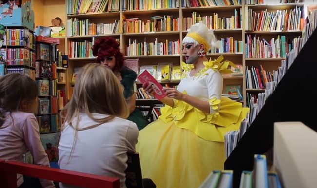 BFMTV's tweet photo. Ille-et-Vilaine: des militants d'extrême droite perturbent un atelier de lecture animé par trois drag-queens https://t.co/MYGrlrJCZA https://t.co/PvQJDGnFi7