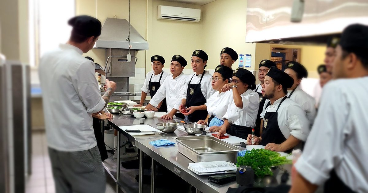 ICAEAustralia's tweet photo. Check out these incredible snapshots from the cookery class at ICAE! 😍👩‍🍳 The students are absolutely engrossed in their learning, attentively listening to every word their talented chef has to share. 🎧🤩
#CookeryClass #ICAE #PassionForFood #CulinaryArtistry #LearningJourney https://t.co/9Tybso4qoy