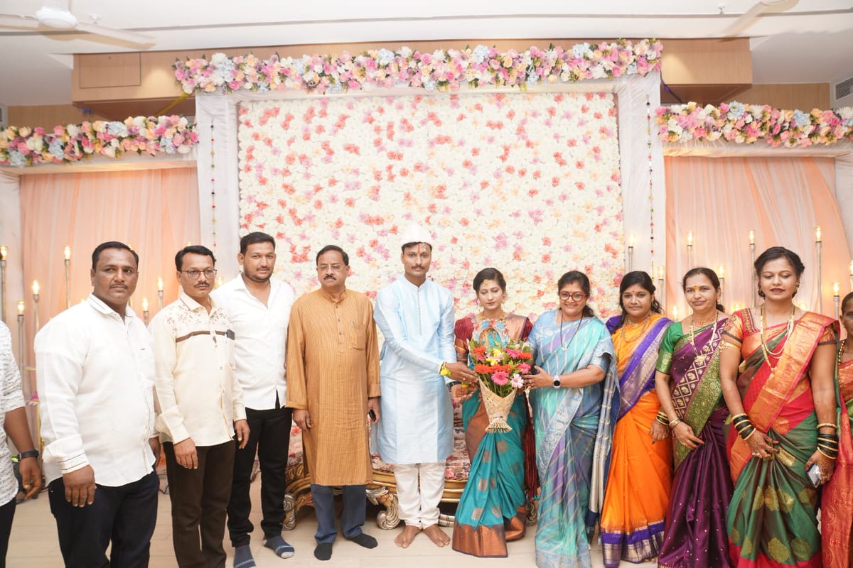 ShashikalaJolle's tweet photo. ಇಂದು ಯಕ್ಸಂಬಾ ಪಟ್ಟಣದಲ್ಲಿ ನಮ್ಮ ಆತ್ಮೀಯರು ಹಾಗೂ ಮಾಜಿ ಶಿಕ್ಷಣಾಧಿಕಾರಿಗಳಾದ ಶ್ರೀ ಅಣ್ಣಾಸಾಹೇಬ ಐದಮಾಳೆ ಸಾ - ಬೋರಗಾಂವವಾಡಿ ಅವರ ಸುಪುತ್ರ ಚಿ.ಸಾಗರ ಅವರ ವಿವಾಹ ಸಮಾರಂಭದಲ್ಲಿ ಭಾಗವಹಿಸಿ ನವದಂಪತಿಯ ಜೀವನ ಸುಖ, ಶಾಂತಿ, ನೆಮ್ಮದಿಯಿಂದ ಕೂಡಿರಲಿ ಎಂದು ಶುಭ ಹಾರೈಸಿದ ಕ್ಷಣಗಳು.
#Examba https://t.co/YJQM8t4mMS
