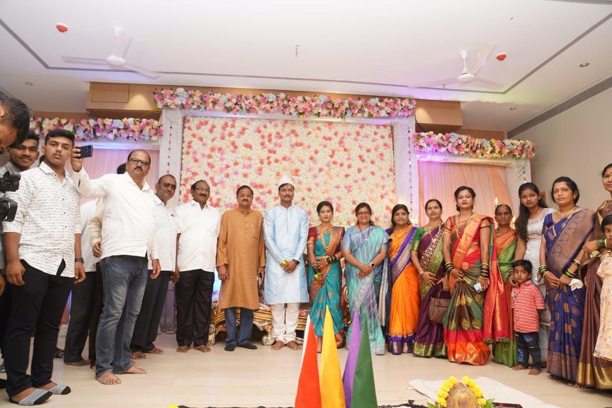 ShashikalaJolle's tweet photo. ಇಂದು ಯಕ್ಸಂಬಾ ಪಟ್ಟಣದಲ್ಲಿ ನಮ್ಮ ಆತ್ಮೀಯರು ಹಾಗೂ ಮಾಜಿ ಶಿಕ್ಷಣಾಧಿಕಾರಿಗಳಾದ ಶ್ರೀ ಅಣ್ಣಾಸಾಹೇಬ ಐದಮಾಳೆ ಸಾ - ಬೋರಗಾಂವವಾಡಿ ಅವರ ಸುಪುತ್ರ ಚಿ.ಸಾಗರ ಅವರ ವಿವಾಹ ಸಮಾರಂಭದಲ್ಲಿ ಭಾಗವಹಿಸಿ ನವದಂಪತಿಯ ಜೀವನ ಸುಖ, ಶಾಂತಿ, ನೆಮ್ಮದಿಯಿಂದ ಕೂಡಿರಲಿ ಎಂದು ಶುಭ ಹಾರೈಸಿದ ಕ್ಷಣಗಳು.
#Examba https://t.co/YJQM8t4mMS