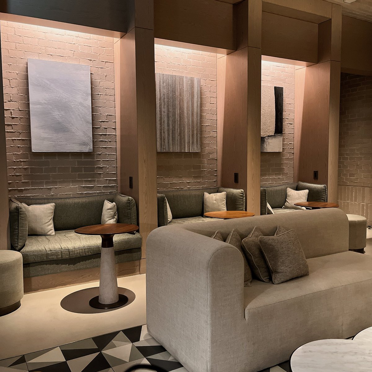 今日のホテルのラウンジおしゃれ☺️
旅行しながらvlog作れるの、楽しすぎる✨

 #大阪  #動画編集