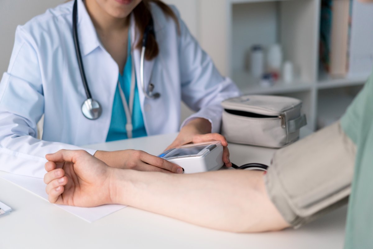 ER24EMS's tweet photo. How to identify and manage #hypertension
An #ER24 branch operations manager explains when high blood pressure (hypertension) becomes a medical emergency.
Read more:
https://t.co/3LFQysI8Sg
#realhelprealfast https://t.co/ap9WjjWhEW