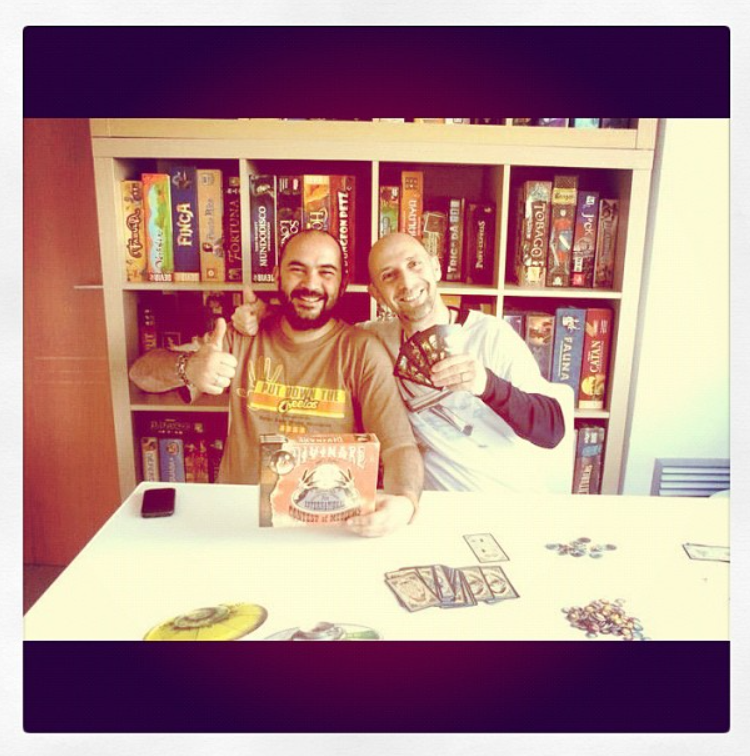Cuando Jugando con mi suegra (<a href="/chemoco1/">Diego Ibañez</a>) y #5MPJ se unen para presentar Divinare, una novedad @Asmodee_Spain para la @Feria_jXj.
Que recuerdo! Eso es #vintage !