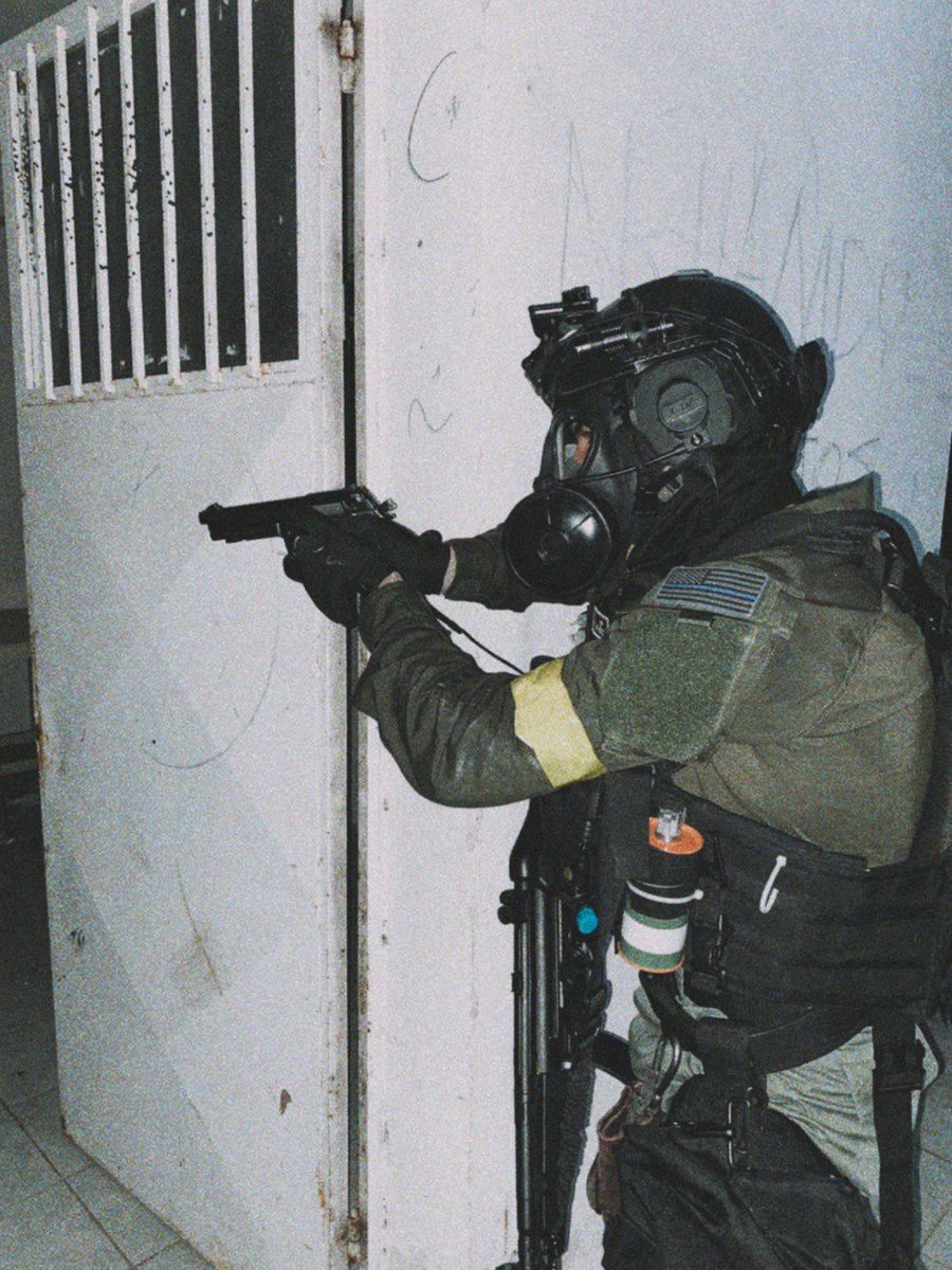 SotnooseZ's tweet photo. Raid in #airsoft as #lawenforcement operators.

#swat #military #tactical #100hrs #police #photograghy #milsim https://t.co/oWPkdJww7P