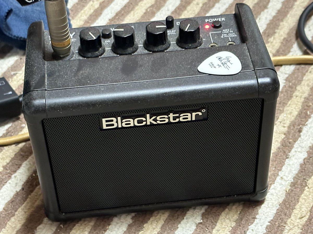 yoggy_tashiro's tweet photo. 久々にコイツを鳴らした。
やはり良い音です。
CH→clean
GAIN→10
EQ→8?
これをODでブースト!!
ご機嫌です。
#Blackstar
#FLY3 https://t.co/z3L2JlxiIg
