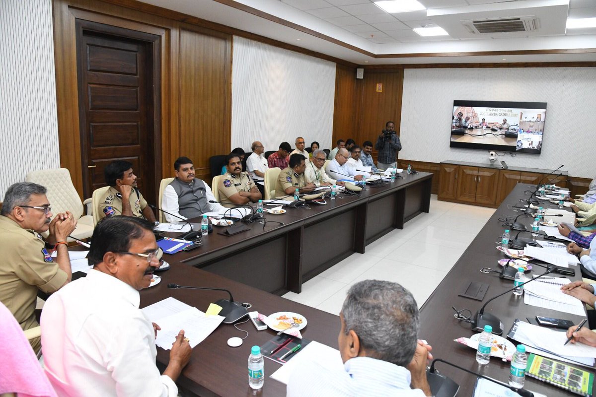 SingireddyBRS's tweet photo. వానాకాలం సాగుకు అందుబాటులో విత్తనాలు, విత్తన నియంత్రణ,  నకిలీ విత్తనాలను అరికట్టేందుకు డాక్టర్ బీఆర్ అంబేద్కర్ సచివాలయ సమావేశ మందిరంలో నిర్వహించిన వీడియో కాన్ఫరెన్స్ లో రాష్ట్ర వ్యవసాయ శాఖా మంత్రి @SingireddyBRS గారు, హాజరైన @TelanganaDGP అంజనీ కుమార్ గారు https://t.co/dhU6mEFifV