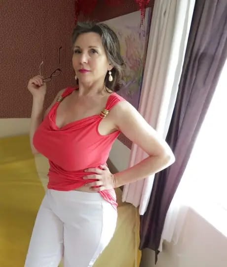 LadyPays's tweet photo. Yo sé que aún existen tuiteras y tuiteros simpáticos, buena onda y educados que saludan cuando los saludan, así que... ¡Hola! 🙋🏻‍♀️❤️ 
Me llamo Gabriela, tengo 60 años. https://t.co/5H3DKMKZ5r