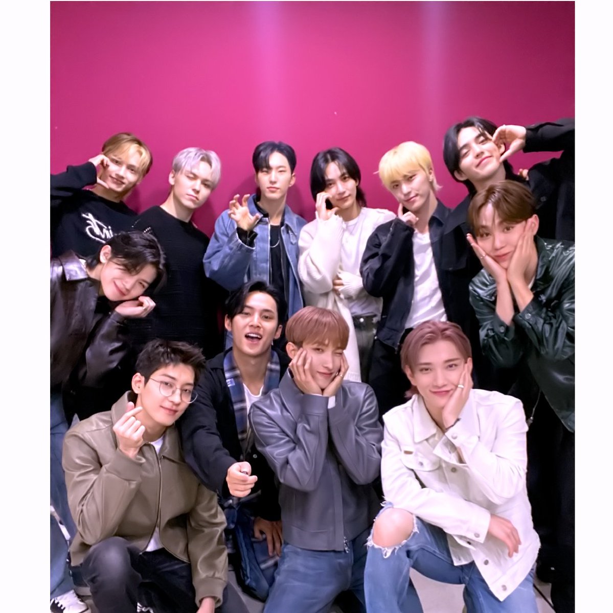 caratstalk's tweet photo. [17s] caratdeul, kalian kl foto itu posenya kyk siapa nich? sender kyk wonwoo https://t.co/KqC0WJ7OYg