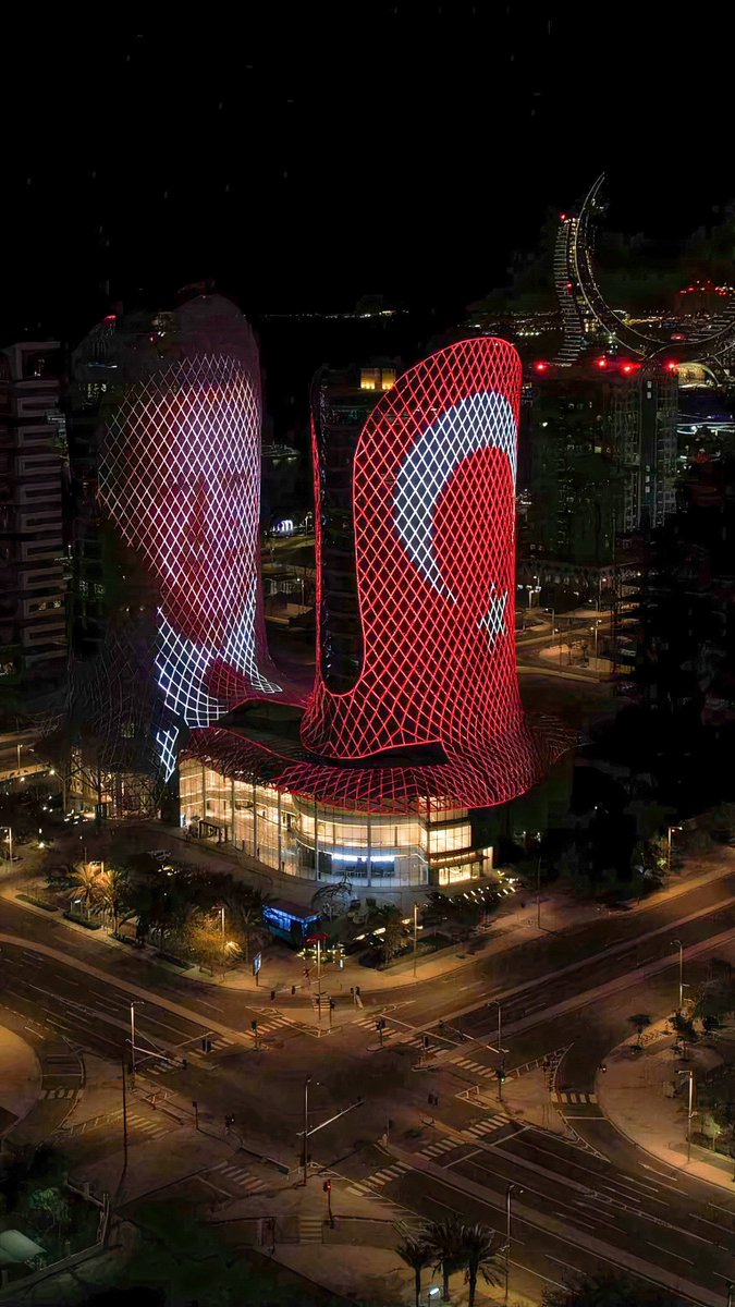 The Government of #Qatar shows its support for President Recep Tayyip Erdoğan by lighting the buildings in Doha! 🇹🇷🇶🇦
#قطر