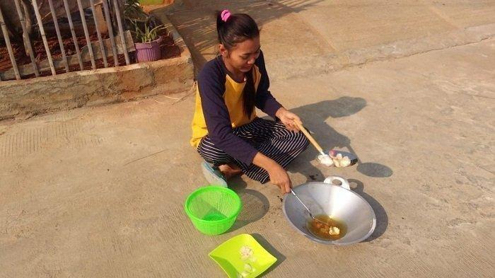 Pasti pada ngerasain dong kenapa cuaca terik banget akhir akhir ini?

Bahkan warga Rembang sempat viral karena goreng kerupuk di bawah panas matahari tanpa kompor

Ternyata, El Nino lagi menghampiri Indonesia

Apa bedanya El Nino &amp; La Nina?
Kenapa gara-gara El Nino jadi panas?