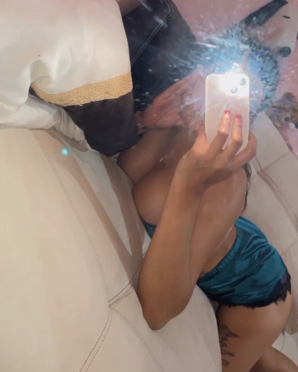 juth_vs's tweet photo. Buenas noches mis bbs 👅 https://t.co/7D2f8gzpE1