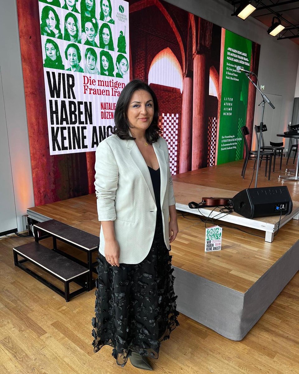 München 💚 Danke für soviel Liebe und Euer unglaubliches Interesse im ausverkauften <a href="/LithausMUC/">LiteraturhausMünchen</a> für die mutigen Frauen aus dem Iran. Ob aus Zahedan,Teheran,Kurdistan, die Frauen aus unserem Buch haben es verdient gehört zu werden. Wir bleiben SchallverstärkerInnen. <a href="/NatalieAmiri/">Natalie Amiri</a>