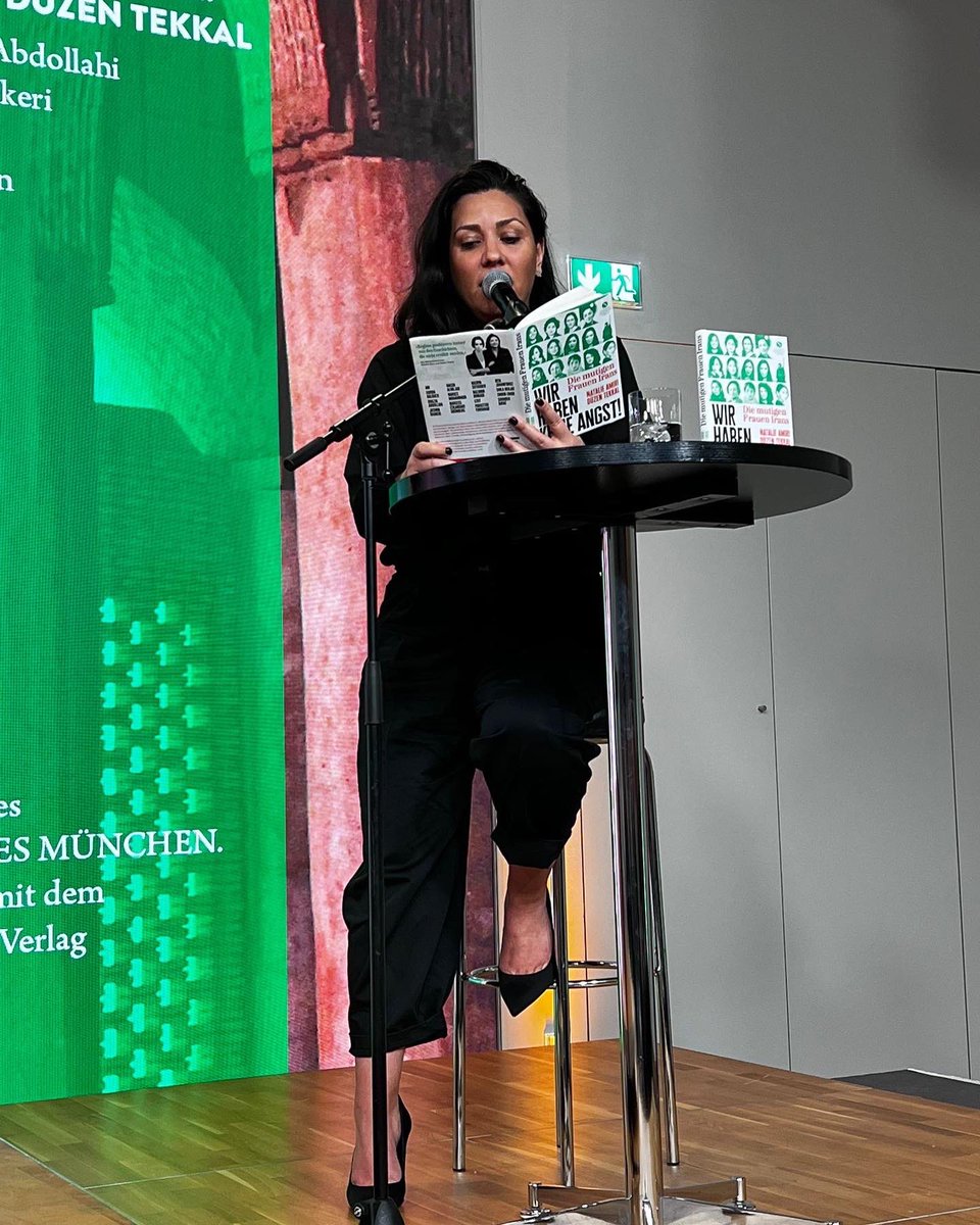 DuezenTekkal's tweet photo. München 💚 Danke für soviel Liebe und Euer unglaubliches Interesse im ausverkauften @LithausMUC für die mutigen Frauen aus dem Iran. Ob aus Zahedan,Teheran,Kurdistan, die Frauen aus unserem Buch haben es verdient gehört zu werden. Wir bleiben SchallverstärkerInnen. @NatalieAmiri https://t.co/2SwCH72Q4W