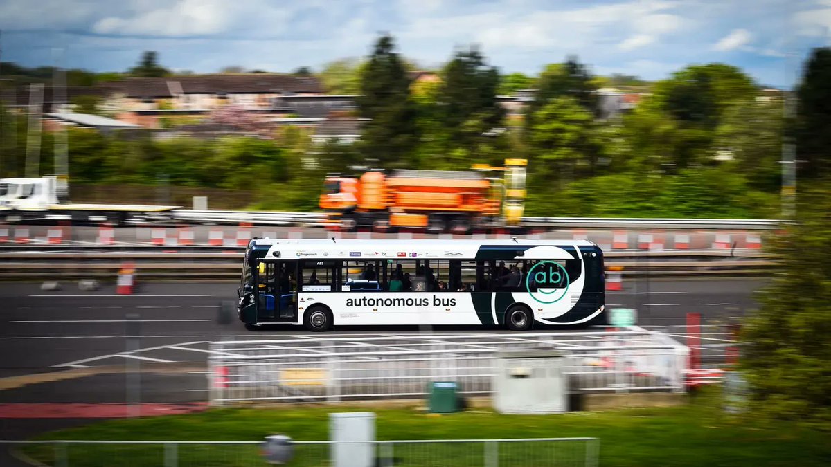 FlashTweet's tweet photo. 2️⃣[INNOVER] 
Le #RoyaumeUni lance le 1er service de bus autonome https://t.co/ZFSMTOSNZh v/ @CNBC 

⚡️ Les véhicules seront limités à 50 mp/h et pourront transporter jusqu'à 10 000 passagers par semaine 

#innovation #Tech 
#FlashTweet https://t.co/DknYGKp7eM