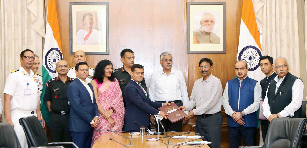 India_iDEX's tweet photo. #iDEX achieves the milestone as it marked the signing of its 250th contract on 15 May 2023.
1st under Mission #DefSpace & 100th under #DISC7 SPRINT.
The contracts were signed in the presence of Defence Secretary Shri @giridhararamane & other senior civil & military officials. https://t.co/0YFFwWQx2Z