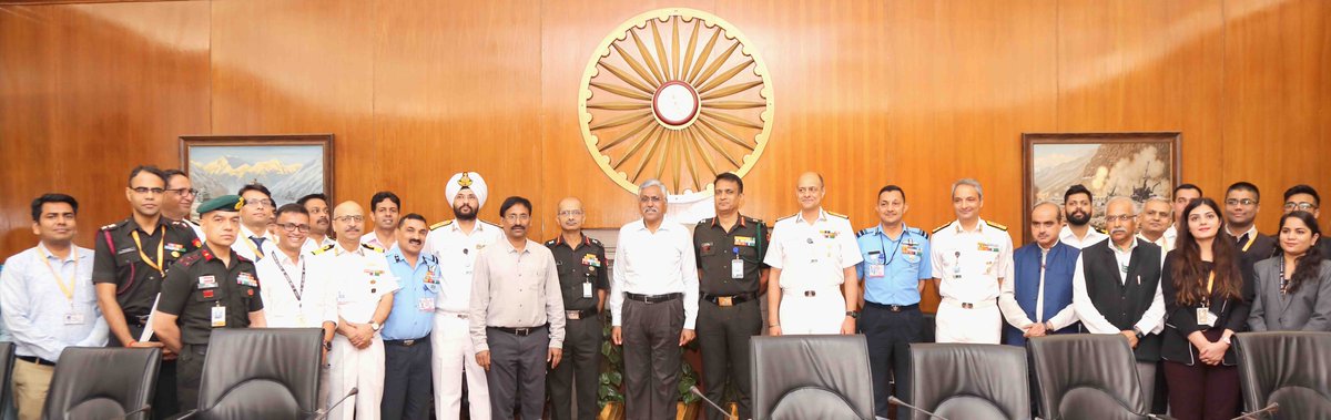 India_iDEX's tweet photo. #iDEX achieves the milestone as it marked the signing of its 250th contract on 15 May 2023.
1st under Mission #DefSpace & 100th under #DISC7 SPRINT.
The contracts were signed in the presence of Defence Secretary Shri @giridhararamane & other senior civil & military officials. https://t.co/0YFFwWQx2Z