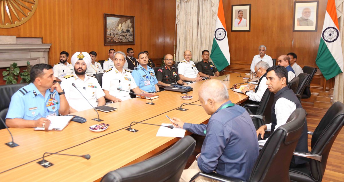 India_iDEX's tweet photo. #iDEX achieves the milestone as it marked the signing of its 250th contract on 15 May 2023.
1st under Mission #DefSpace & 100th under #DISC7 SPRINT.
The contracts were signed in the presence of Defence Secretary Shri @giridhararamane & other senior civil & military officials. https://t.co/0YFFwWQx2Z