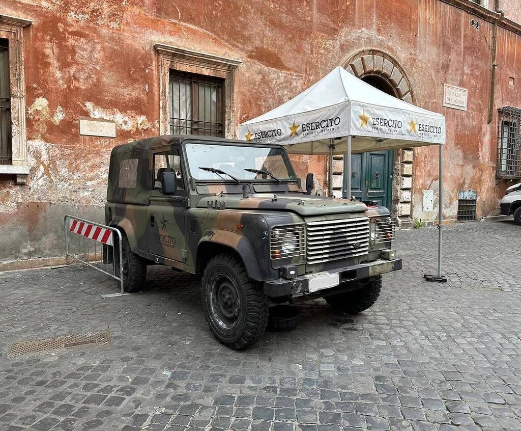 DutchLandRovers's tweet photo. What countries still use the defender for military (related) services?

 📸 @_keetmans_ #defender #landroverdefender #landroverdefender90 #onelifeliveit #rangerover #v8  #landroverv8 #passion #car #dutchlandroverpassion #camperlife #landroverdefender1… https://t.co/BbjlGn6D0g https://t.co/lsYRA0V80F