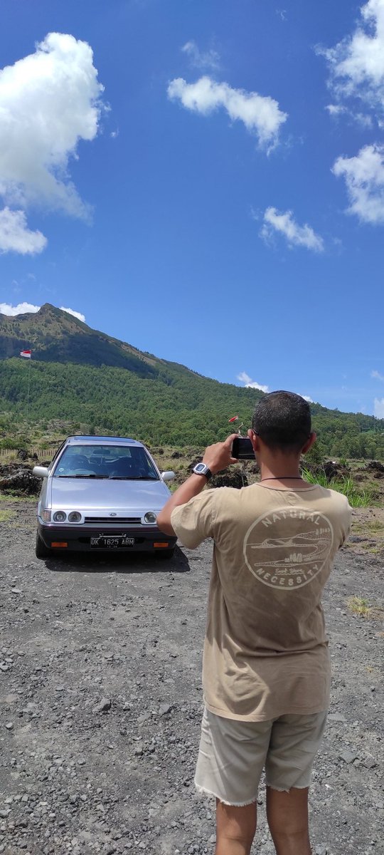 nesarts's tweet photo. Nah bener banget ini, selain budget yang gak boleh ngepas juga adalah KESABARAN 😂 karena butuh waktu untuk nyetting ini itu sampai motuba jalannya enak dan aman. Ini mobil suamiku Ford Laser tahun '87 https://t.co/kg1VaObO4J