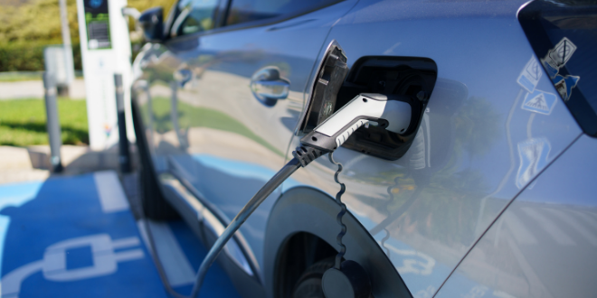 La realidad del comercio internacional de Alemania tras el primer trimestre de 2023: el 39,2% de las baterías de iones de litio y el 28,2% de los coches eléctricos han sido importados desde China, a la vez que las exportaciones de Alemania a EEUU han caído de manera considerable.