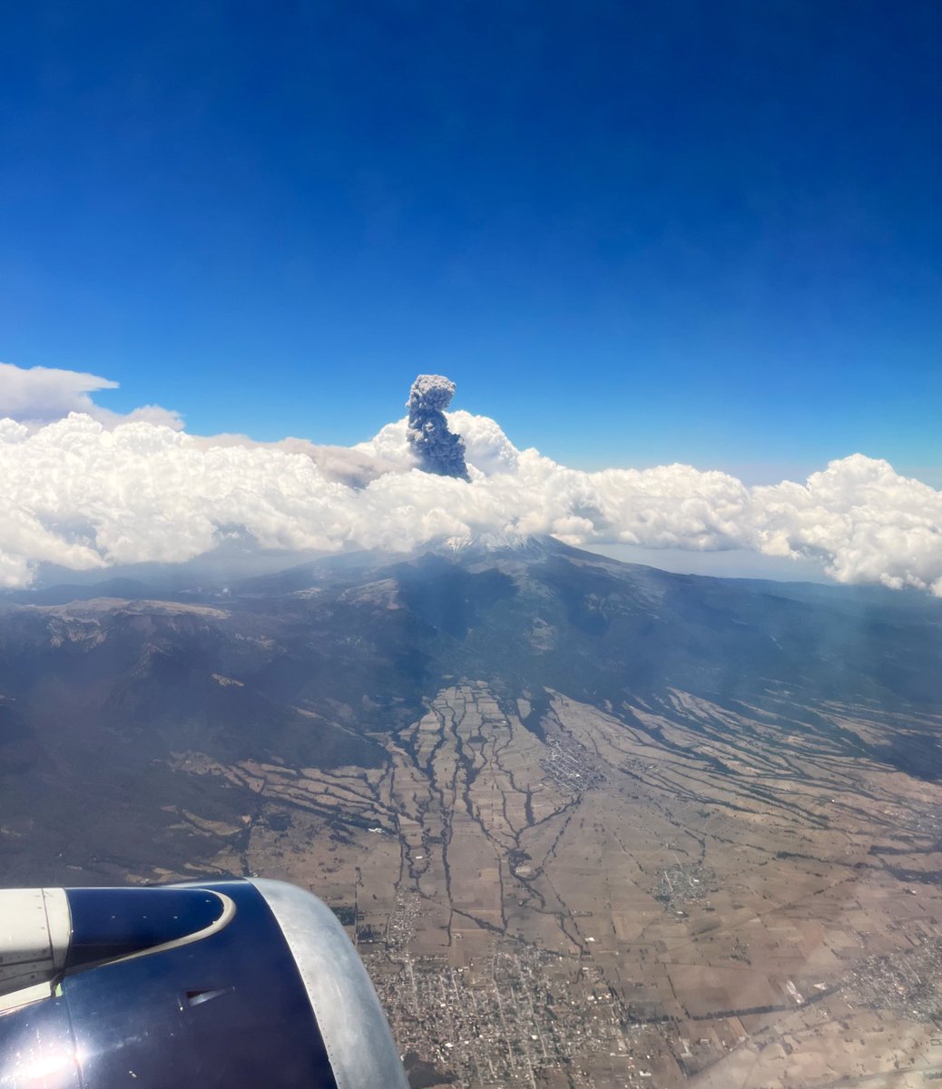 Flying over Mexico City, we saw Godzilla….
A volcano cloud

#Popocatépetl #volcan #volcano #Cloud #Godzilla #Mexico #MexicoCity