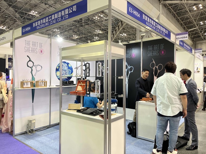 Razorlineshears's tweet image. Hello Tokyo! The guys from Razorline hairdressing scissors have arrived in this beautiful city! #razorline #hairdressingscissors #beautyworldjapan #tokyo #beautifulcity #oemodm