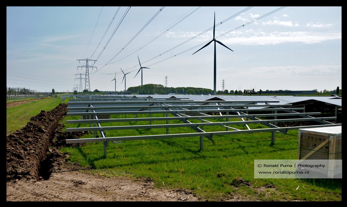 Aanleg #zonnepark '#Overbetuwe' #Valburg/#Ressen/#Reeth/#Oosterhout/#Gelderland/#Netherlands tussen #Betuweroute (spoor) en #A15 (snelweg). #Sunvest #zonneenergie #windturbines #energietransitie #GreenDeal #stroom #elektriciteit. #solarenergy #CO2 #economie #politiek.