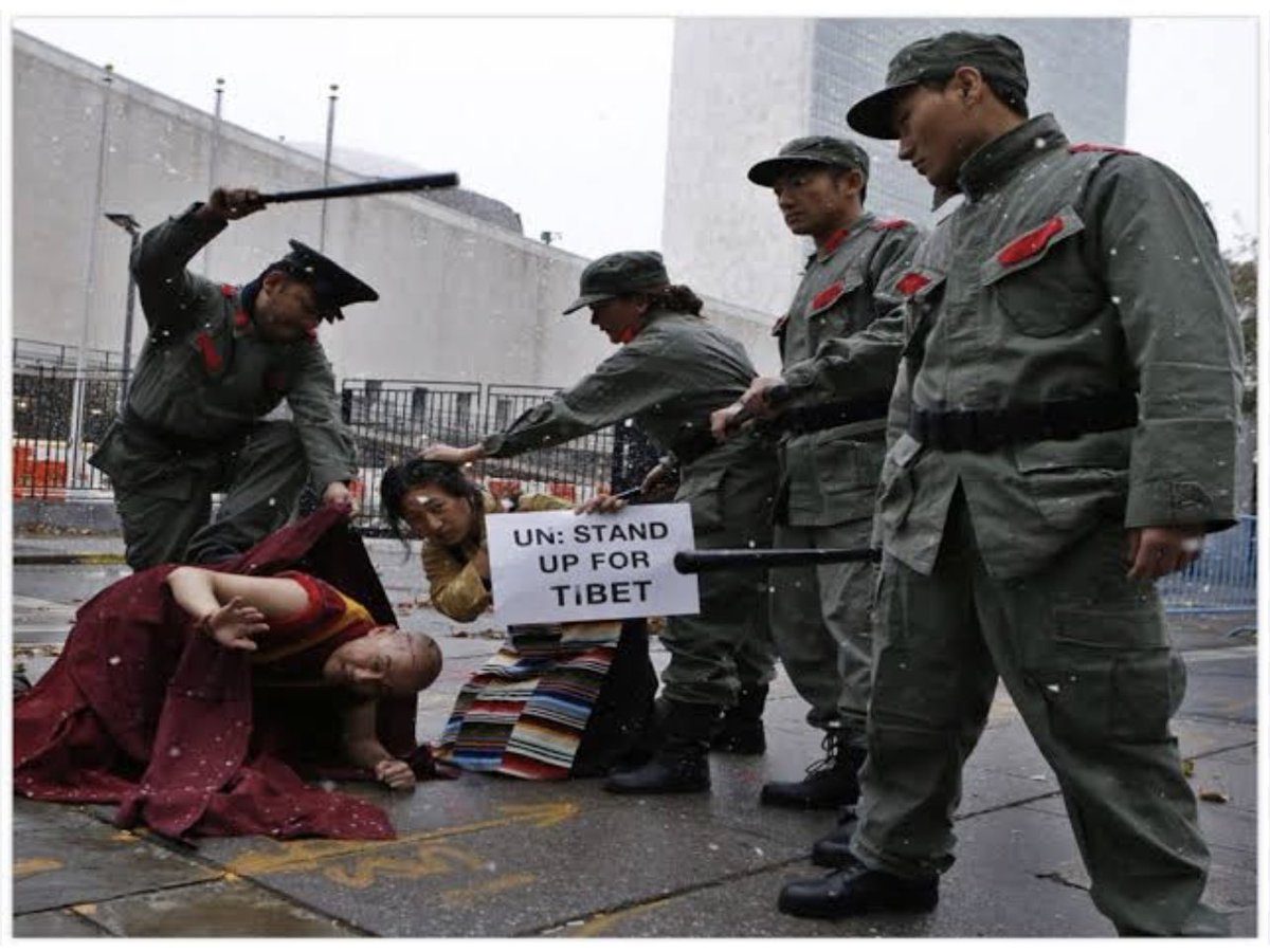 thinking_panda's tweet photo. Let's take a closer look at the photo you provided about "the China govt suppressing the Tibetan people".
1. Its background is the UN Building,so it was shot in New York.
2. I've never seen similar uniforms in China. They look like poor costumes from a poor circus.
3. Too fake.😂 https://t.co/sbi2ZvPD6P