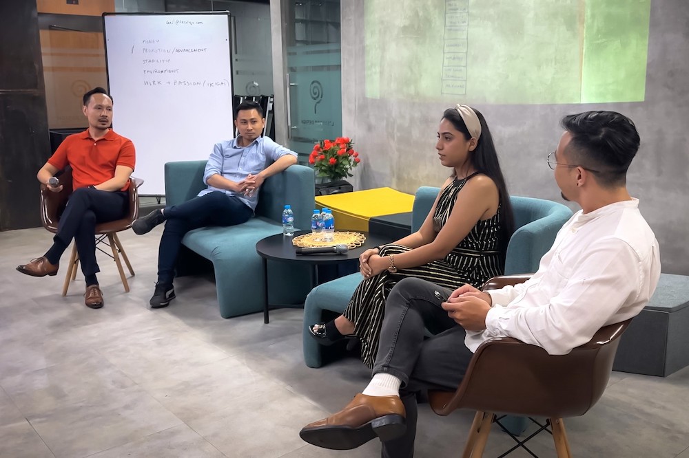 uxchrisnguyen's tweet photo. Always such a pleasure speaking to other designers in the 🇻🇳 community.

Thanks @lollypop_studio for hosting! 🍭

Should we do more? 🎤

#designthinking #uxevent #careertalks https://t.co/PU9U3HWpe1
