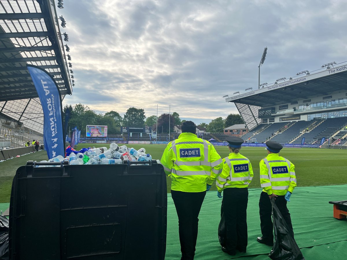 WYP_Cadets's tweet photo. A few more picture's from the Rob Burrow Marathon on Sunday. A bit of litter picking to complete the day for the South Leeds cadets. Well done, you all worked really hard! @runforall #eventeers #LeedsMarathon #LeedsHalfMarathon https://t.co/J2JRPOCK6d