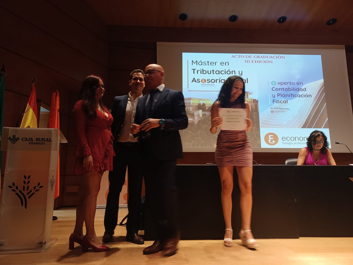 👇🏻👇🏻👇🏻🧐 Emotivo acto de Graduación del <a href="/masterfiscal/">Técnico Tributario-Asesor Fiscal: Máster y Experto</a> ✨👩🏻‍🎓👨🏻‍🎓 de la mano 🙌🏻 del Director <a href="/Pedroebarrilao/">Pedro E Barrilao</a>. Un éxito de edición que incorpora al mercado laboral a los futuros profesionales de la Asesoría Fiscal y Contable. Mucha calidad profesional y más humana. Enhorabuena 👏🏻👏🏻👏🏻.