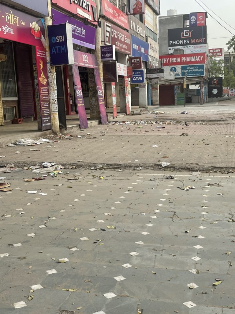 AryanSingh_01's tweet photo. @DC_Faridabad @MCF_Faridabad @SwachhFaridabad @DIPRO_Faridabad @mlkhattar @cmohry 
I’d like to bring to your notice the sorry state of the sector21c mkt Faridabad. Its a big mess with improper parking,illegal occupation by street vendors spreading garbage and no action by the mcf https://t.co/hr2ZoSsTWC