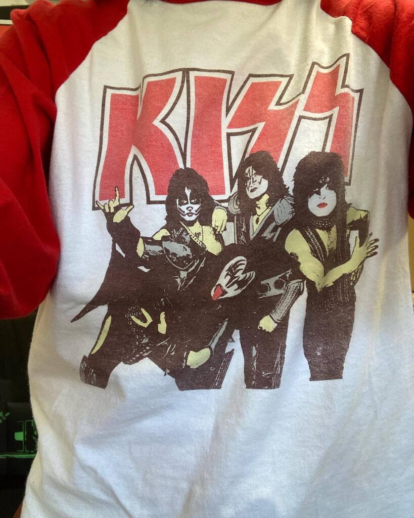 KISS_BD's tweet photo. KISS Baseball Jersey
裾がこうなっているものは、アンダーシャツと言いたい年頃です。
#kiss #paulstanley #genesimmons #ericsinger #tommythayer https://t.co/r5Io1lVgXT