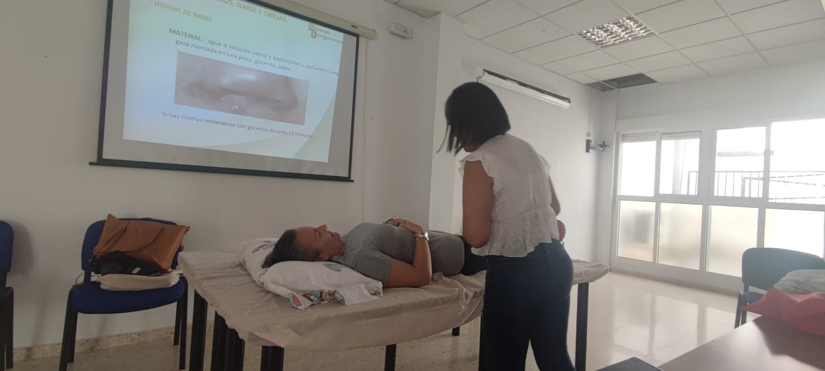 SolidaridadIn's tweet photo. 📸 Imágenes de las practicas de cuidados principales para personas gran dependientes del #Curso de #Asistentepersonal, del #ProgramaMujer en Calañas (Huelva).
@ayto_Calañas https://t.co/zWwB4LLxSI