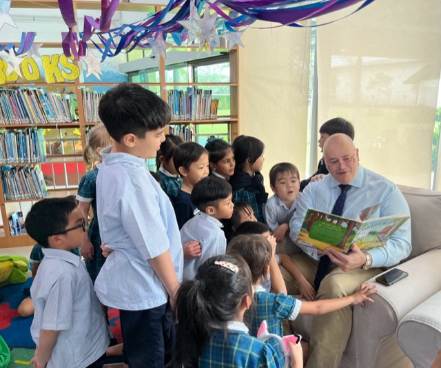 MCMPrePrep's tweet photo. To continue with our Tuesday Tales, The Master came down and read The Gruffalo and The Gruffalo's Child to Year 1 and Year 2 pupils. Thank you very much Master. The pupils loved it. #MCMPrepLibrary https://t.co/wm90gd65m3