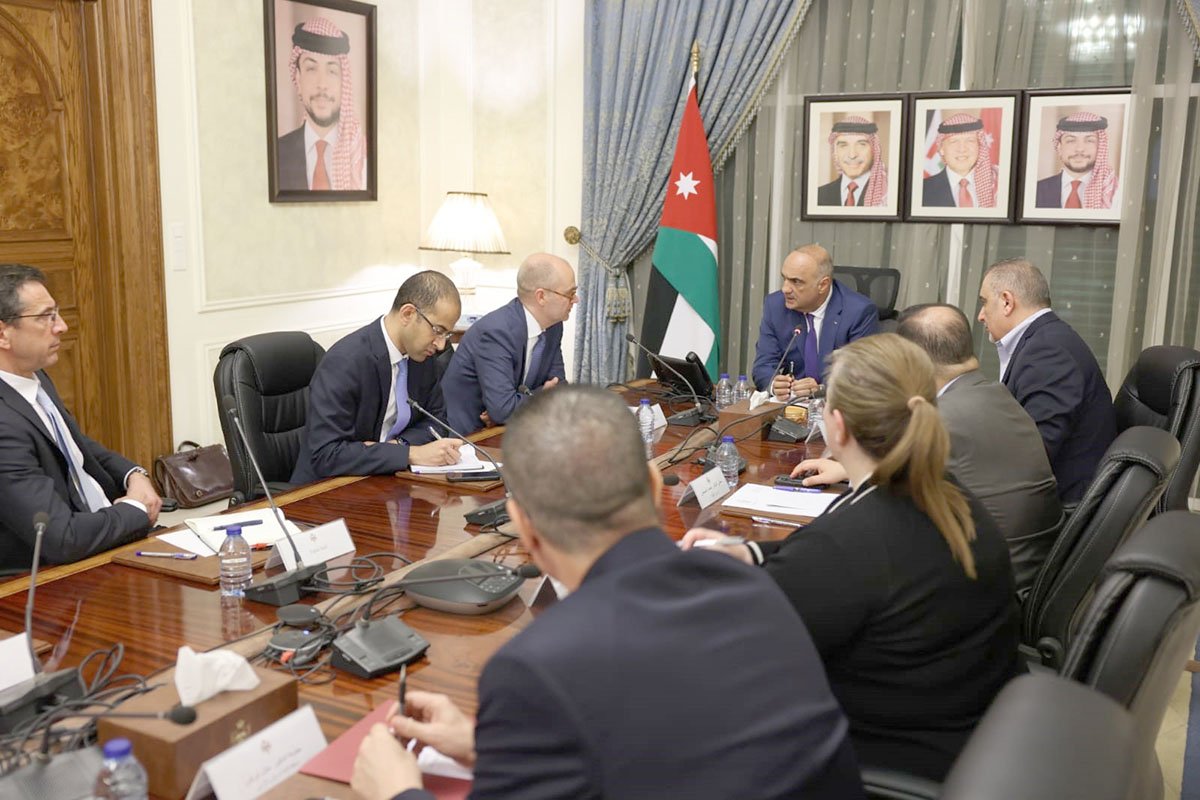 🤝El Primer Ministro de Jordania se reúne con el jefe de misión del FMI 🏦📊 para fortalecer la cooperación económica. 
En la reunión, el representante del FMI elogió al país por sus reformas y esfuerzos financieros, que promueven el desarrollo sostenible📈🍃 y la competitividad.