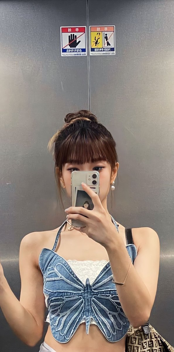 fromiswallpaper's tweet photo. love this top on her // #프로미스나인 #fromis_9 #seoyeon #이서연 https://t.co/NJzJacaayw