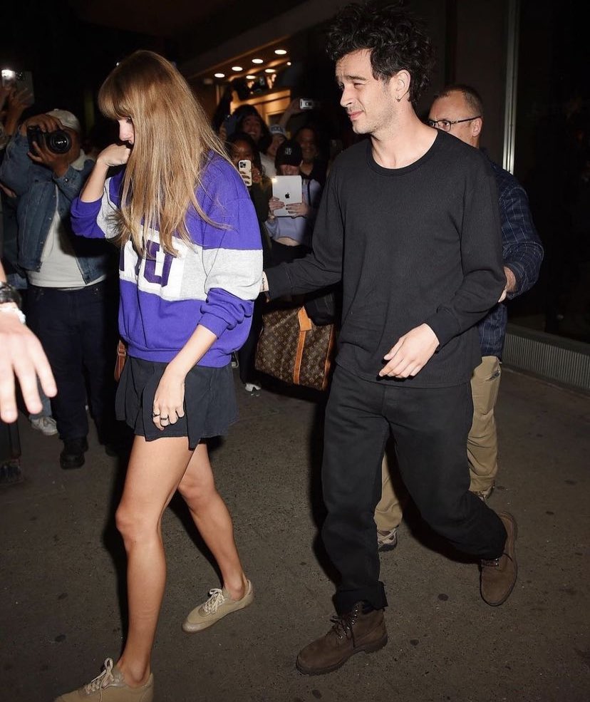 rincondeTaylor's tweet image. 📷 | CANDID: Taylor y #MattyHealy saliendo de los estudios #ElectricLady anoche.

Al parecer, hubo una fiesta en la que también estuvieron @jackantonoff y su hermana, #MargaretQualley, @gracieabrams, @ZoeKravitz y más personas.