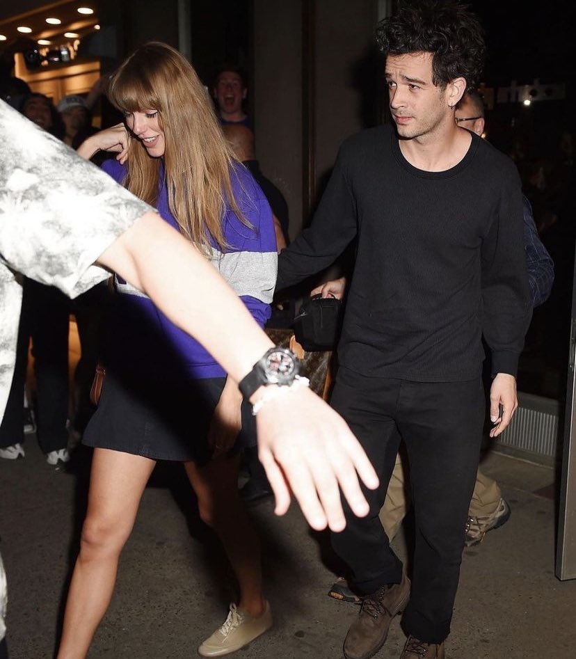 rincondeTaylor's tweet image. 📷 | CANDID: Taylor y #MattyHealy saliendo de los estudios #ElectricLady anoche.

Al parecer, hubo una fiesta en la que también estuvieron @jackantonoff y su hermana, #MargaretQualley, @gracieabrams, @ZoeKravitz y más personas.