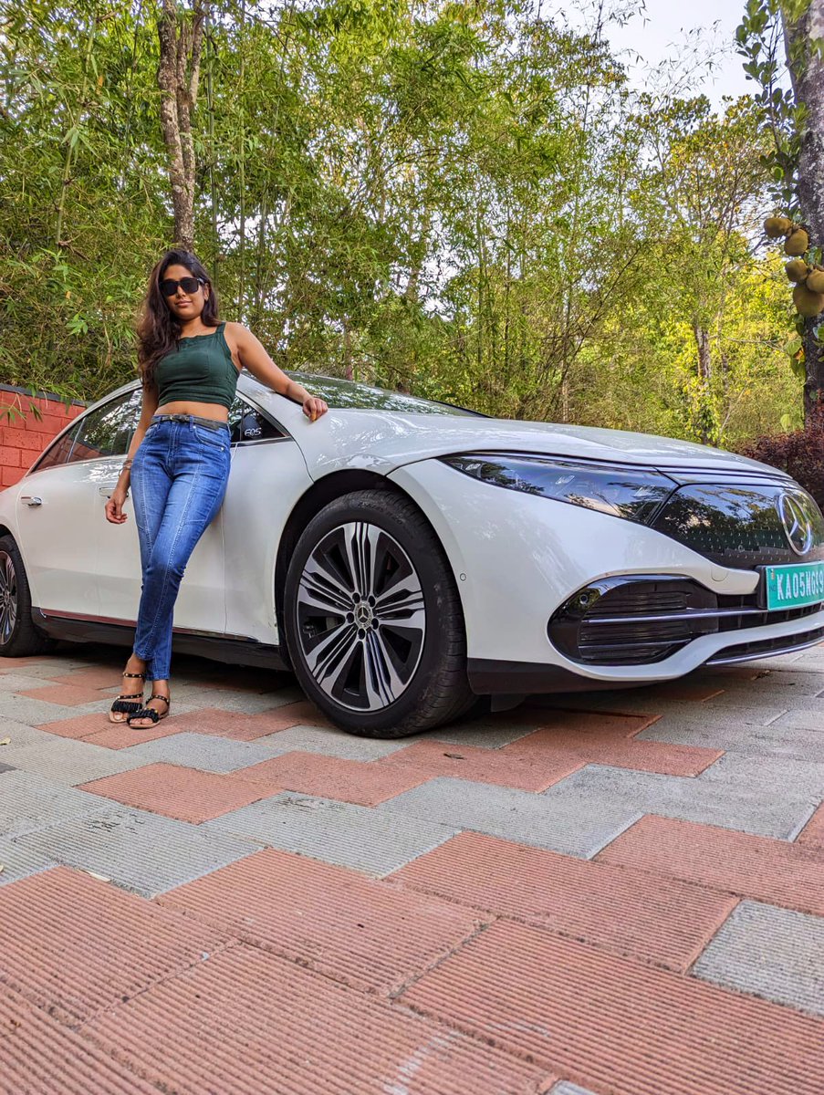 Although I’m not into cars but love driving I was blown away by features in this one !❤️👍😍Thank my family for bringing home this 1 😎Environment- friendly electric consumption #mercedesEQS breathtaking interior & all functions at the fingertips. @mercedesbenz #TuesdayMotivaton