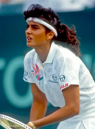 The rose has significant associations with tennis. Several players have had roses named after them. 

In 1992, Gabriela Sabatini was the first – a fiery orange-red bloom. 

If you watched tennis in late 80s until mid 90s, she was everybody's favourite. 

#BornThisDay