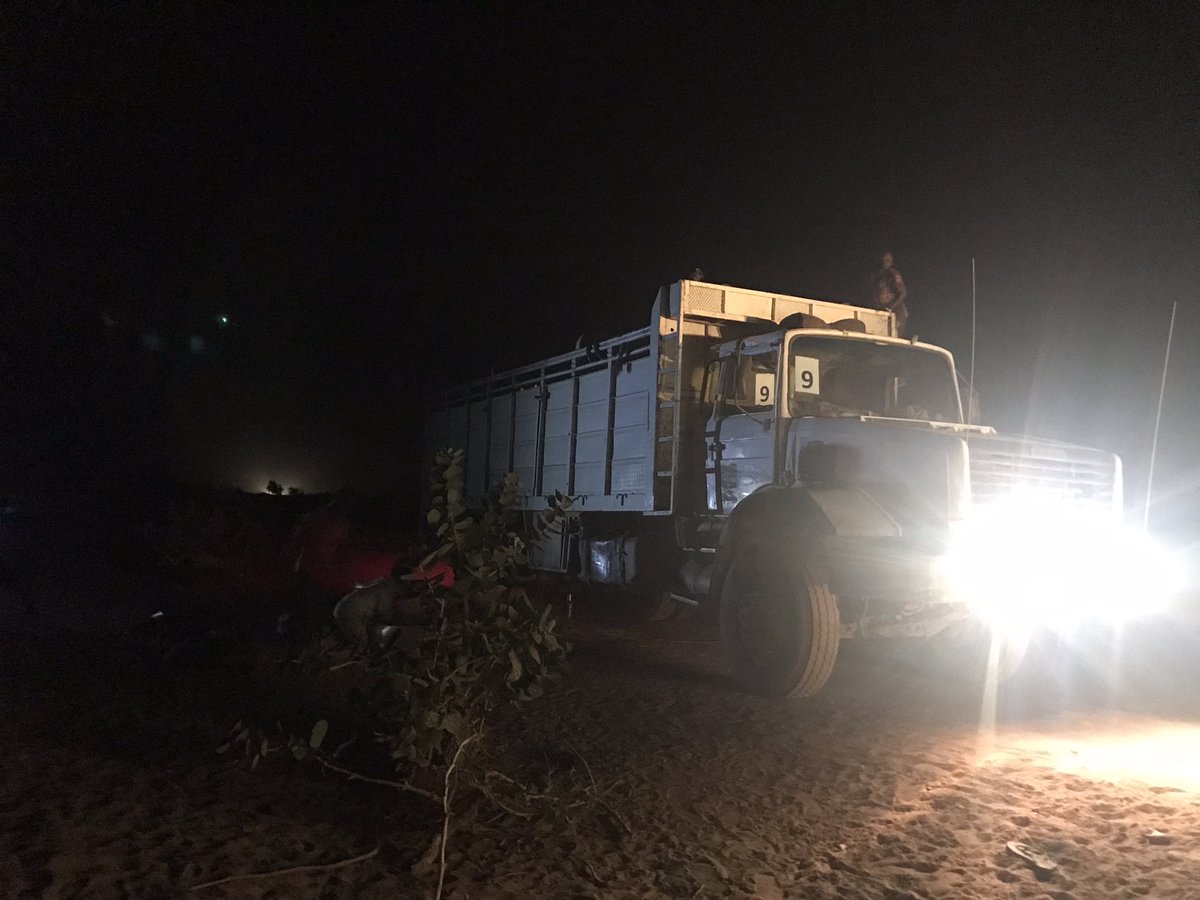 eujin2's tweet photo. CHAD: This is what a day of relocation looks like ➡️ 250 newly arrived refugees from Sudan, 45-degree heat, sand, flat tires, bumpy road, night driving, and many people trying to relocate refugees at the border to a safer place where they can access to humanitarian services. https://t.co/cQUJsTIVxf