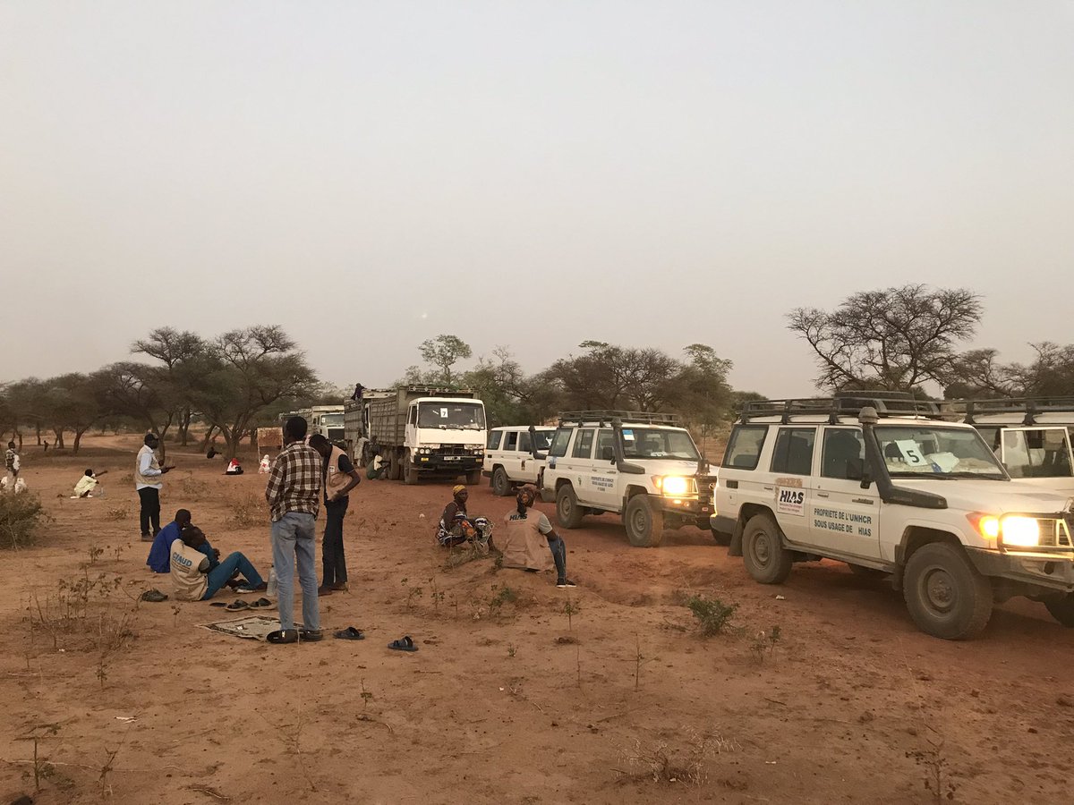 eujin2's tweet photo. CHAD: This is what a day of relocation looks like ➡️ 250 newly arrived refugees from Sudan, 45-degree heat, sand, flat tires, bumpy road, night driving, and many people trying to relocate refugees at the border to a safer place where they can access to humanitarian services. https://t.co/cQUJsTIVxf
