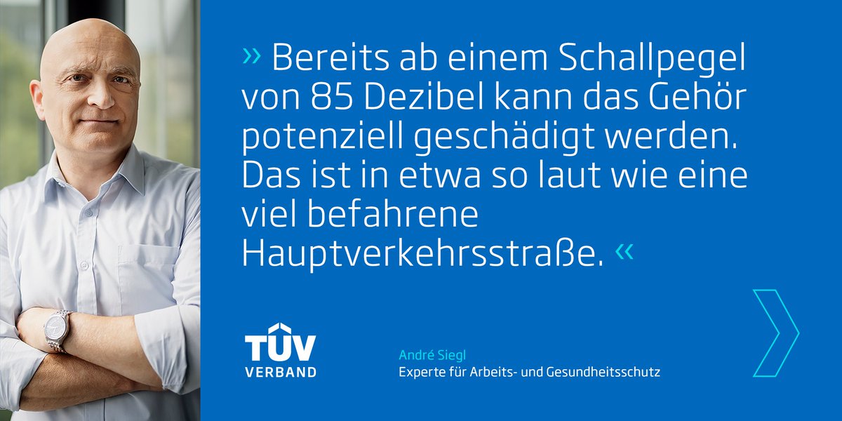 tuevverband's tweet photo. Zum Start der Festivalsaison 🎧
Großveranstaltungen wie Konzerte oder Fußballspiele sind mit einer enormen Lärmbelastung verbunden. Große und kleine Konzertbesucher:innen sollten daher passende Gehörschützer tragen, damit laute Geräusche, kritische Frequenzen und hohe Schallpegel nicht in die Tiefen des Gehörganges und bis zum Trommelfell gelangen können. So können bleibende Hörschäden vermieden werden. Weitere Informationen und Tipps zum Thema Gehörschutz finden Sie auf unserer Website.