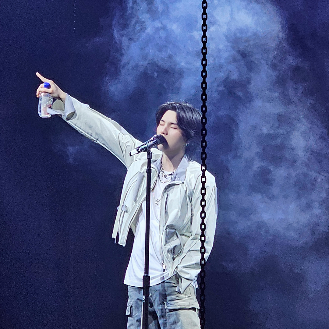 SamsungMobile's tweet photo. #SUGA of @BTS_twt getting all amazing on tour. 💜 We caught his awesome performance on our #GalaxyS23 Ultra. This is Galaxy! 👍 #withGalaxy #GalaxyxSUGA

Capture all the epic concert moments with Galaxy S23 Ultra: https://t.co/gRKZn97Fmy