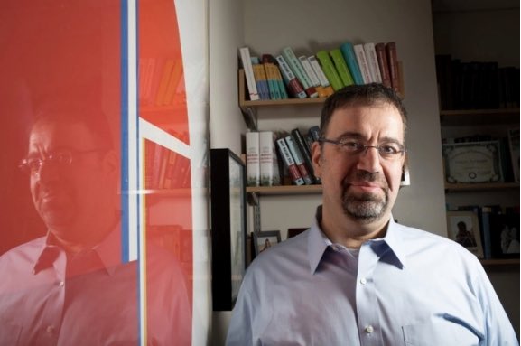 RizvanogluEvrim's tweet photo. Dünyaca ünlü ekonomist Daron Acemoğlu:
EKONOMİ PARAMPARÇA 

"AKP, rant ağını güçlendirmek için rezervleri tüketti ve vaatleri ile harcamalarını genişletti. Ülkenin ekonomik çöküşe nasıl dayanacağını bilmiyorum.
Maalesef AKP’nin ekonomik krizle başa çıkabileceğine dair bir işaret görmüyorum. 
Bu görevi üstlenecek çok az kalifiye insan var ve yolsuzluk ile kötü yönetim muhtemelen devam edecek. "